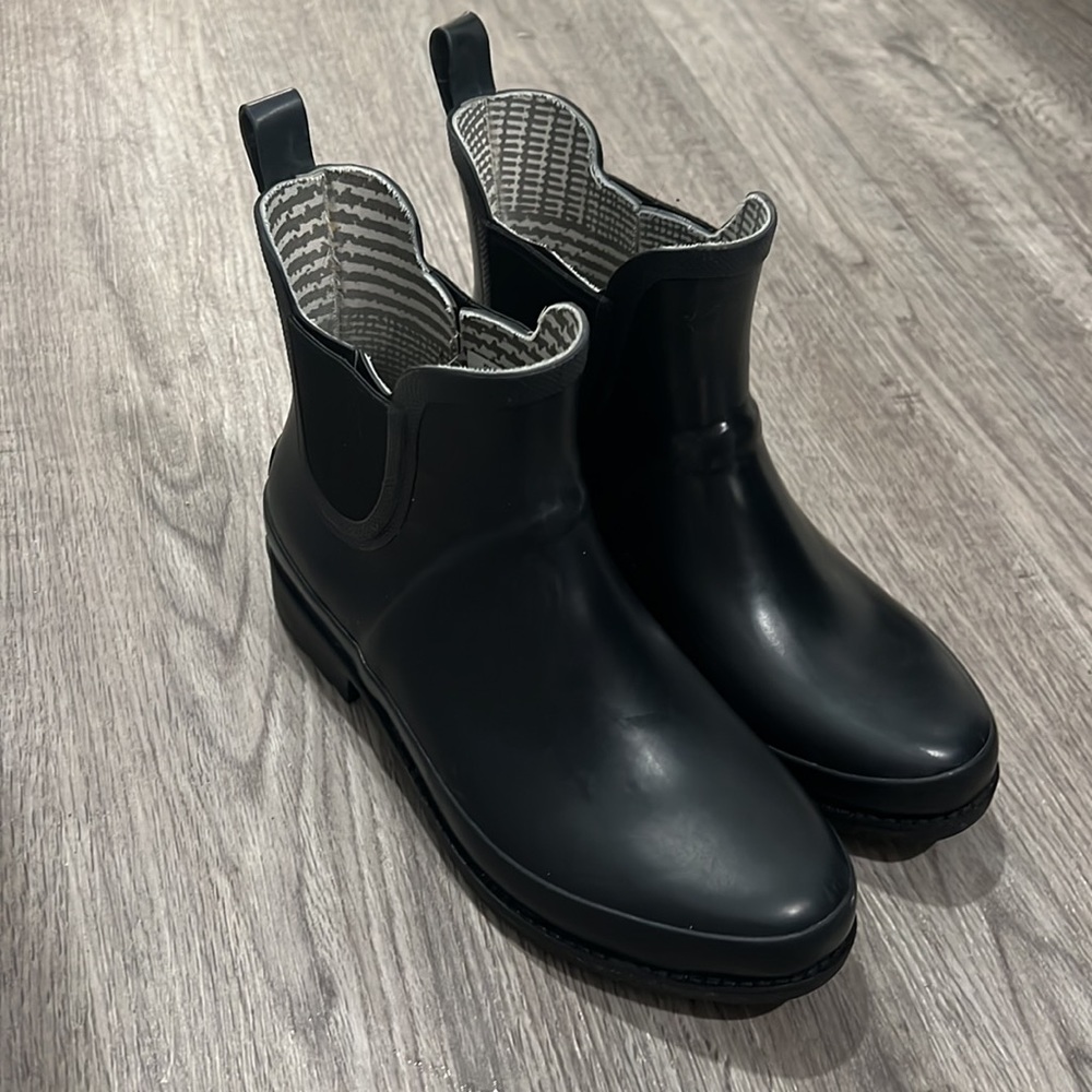 L.L. Bean Chelsea style Wellies Black Ankle Booties - W9